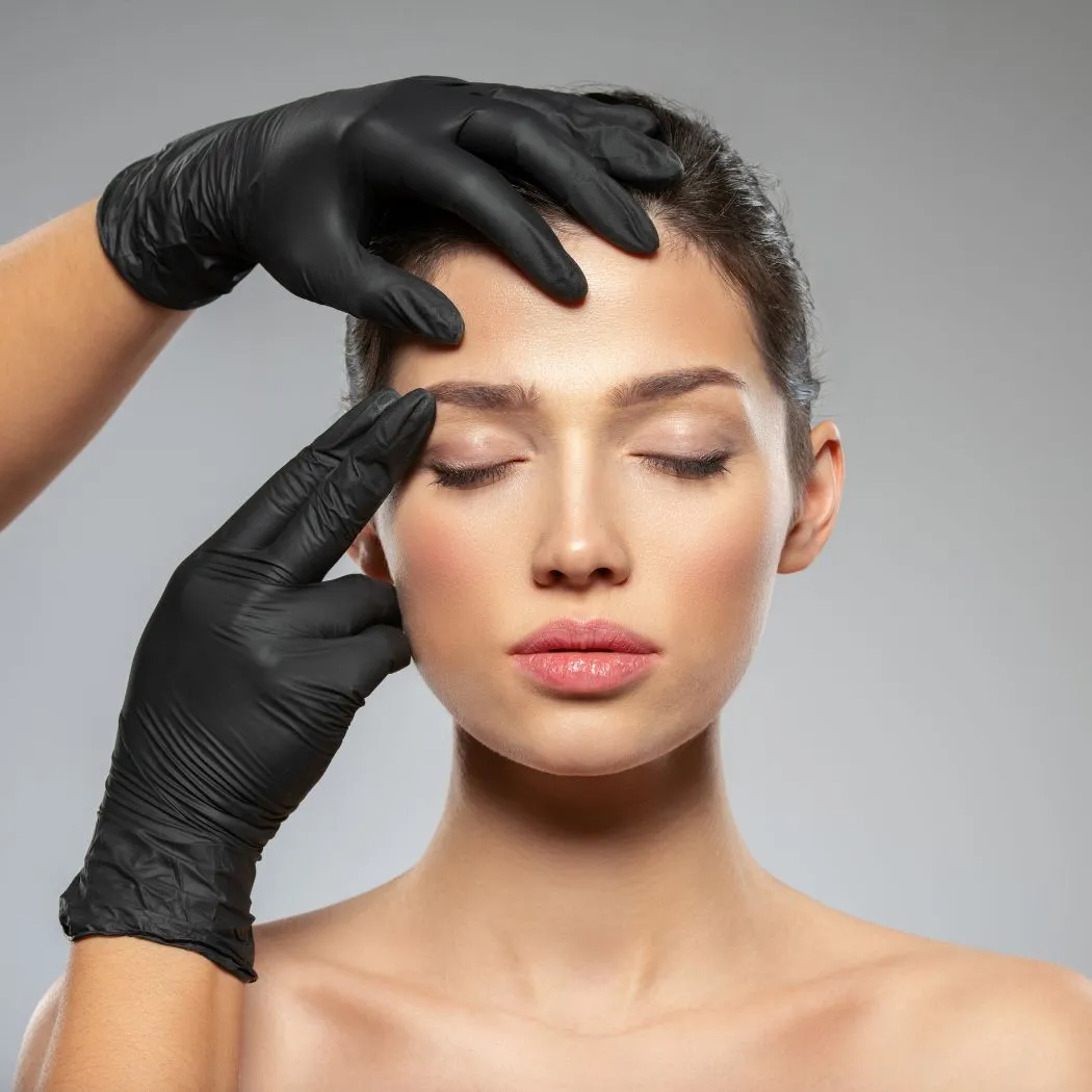 Kosmetikerin begutachtet die Gesichtshaut einer Kundin – Hautanalyse bei Belize Beauty in Hamburg-Eppendorf