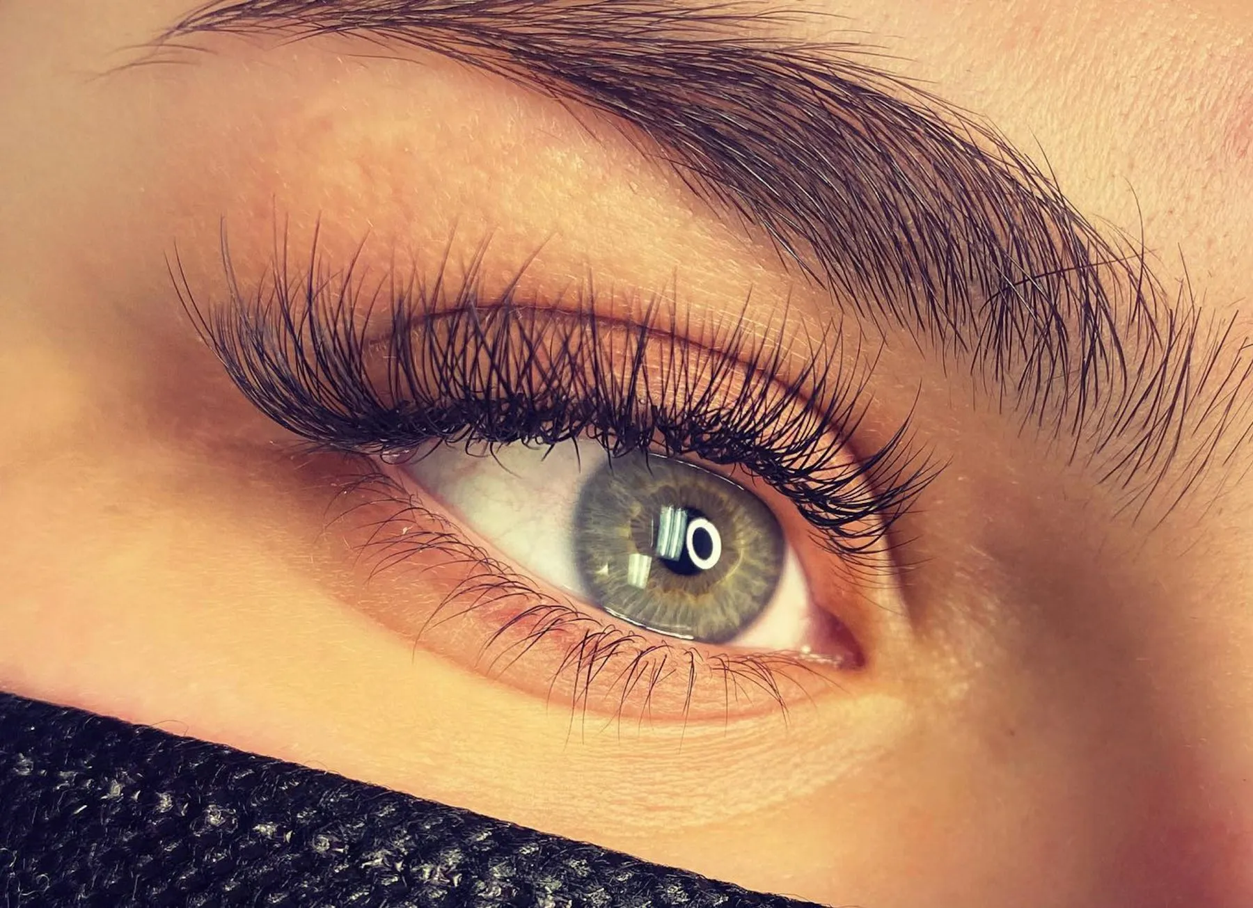 Auge mit definierten Wimpern – Thema Wimpernlifting und Browlifting