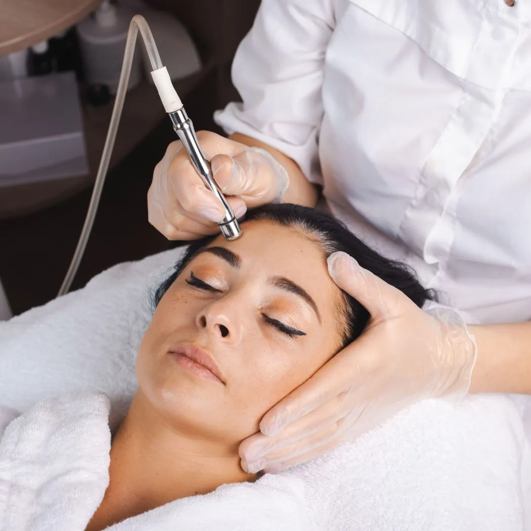 Microdermabrasion: sanfte Abtragung abgestorbener Hautzellen mit einem Gerät bei Belize Beauty in Hamburg-Eppendorf