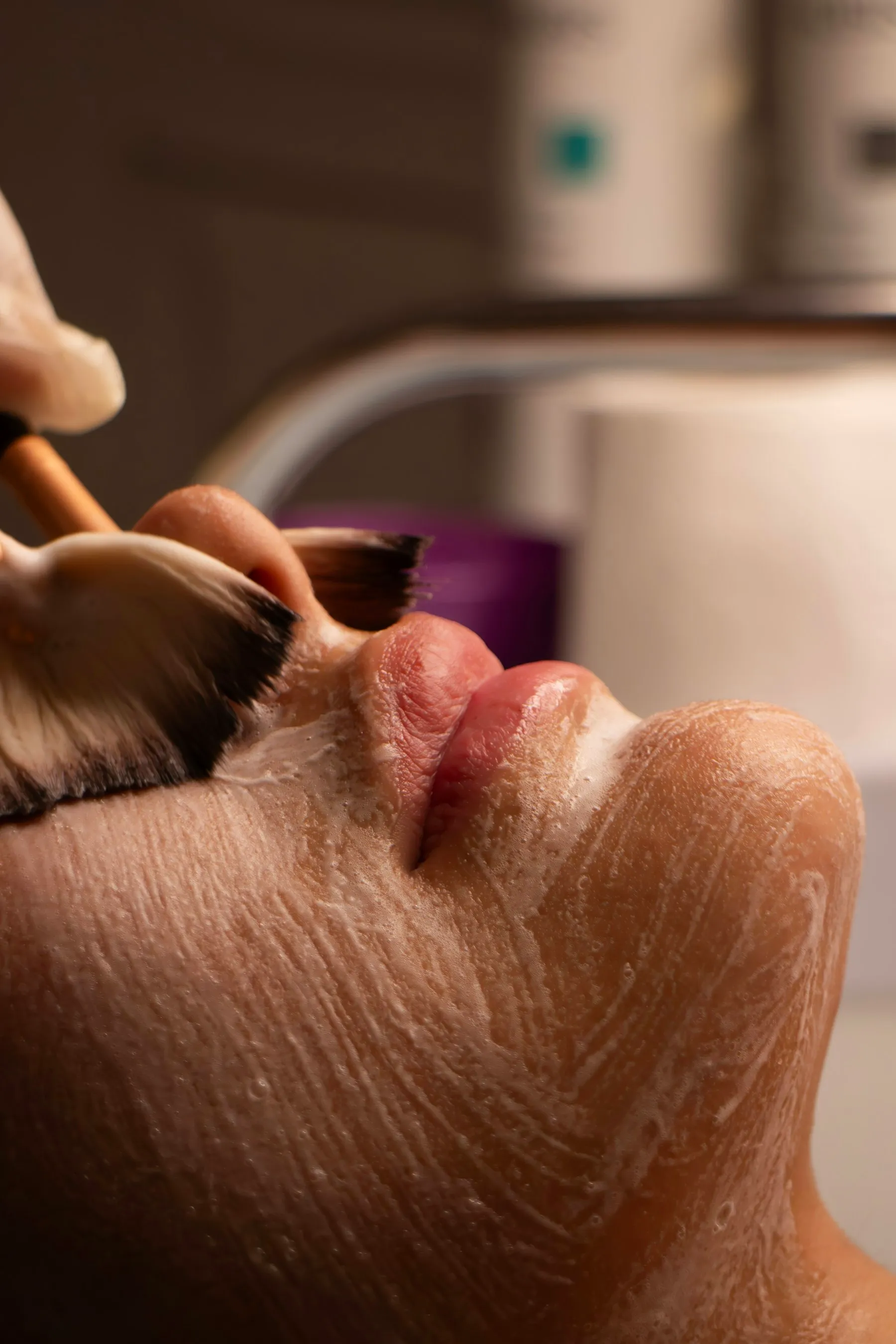 Gesichtsbehandlung an gepflegter Haut – Thema Microneedling